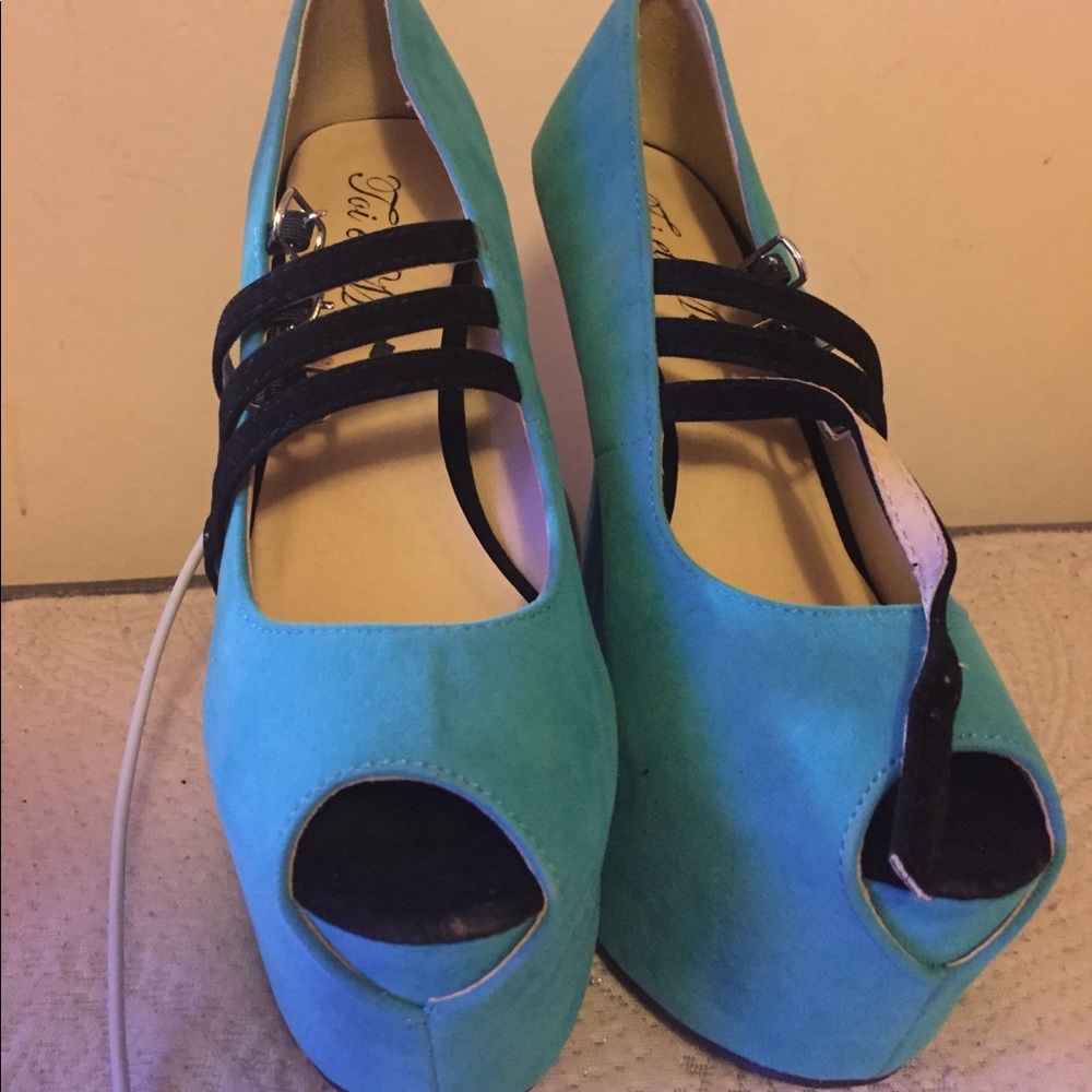 Turquoise with tiny black straps across top! Nice